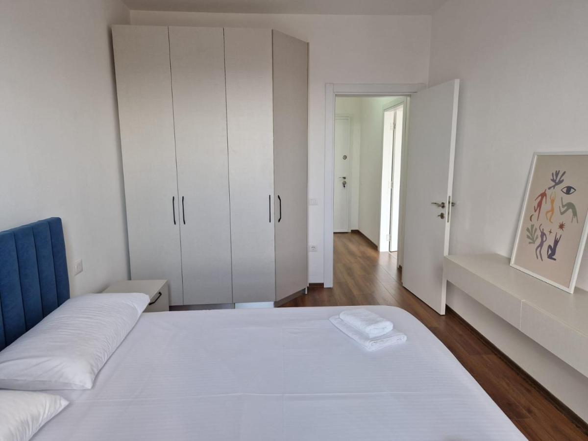 Red & White Palace Apartment Tirana Esterno foto