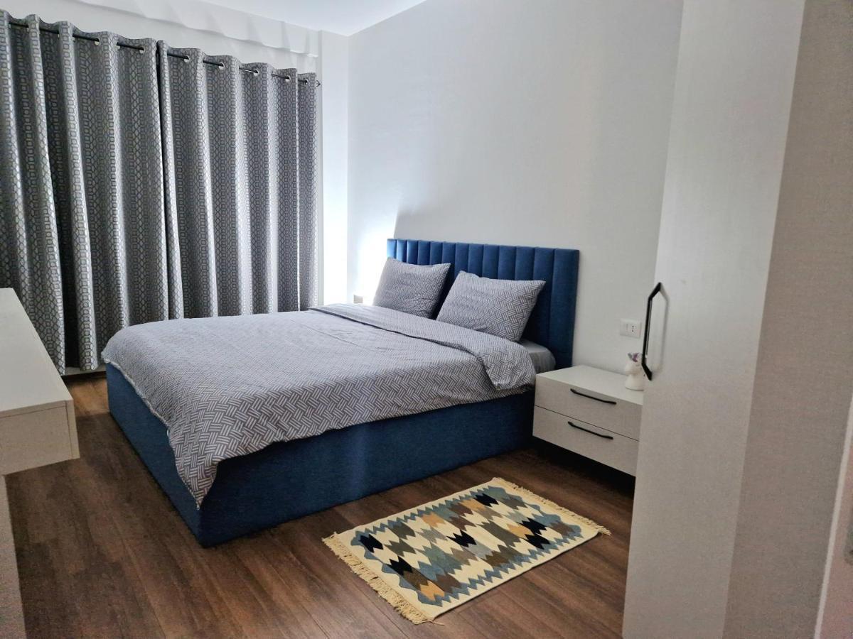 Red & White Palace Apartment Tirana Esterno foto