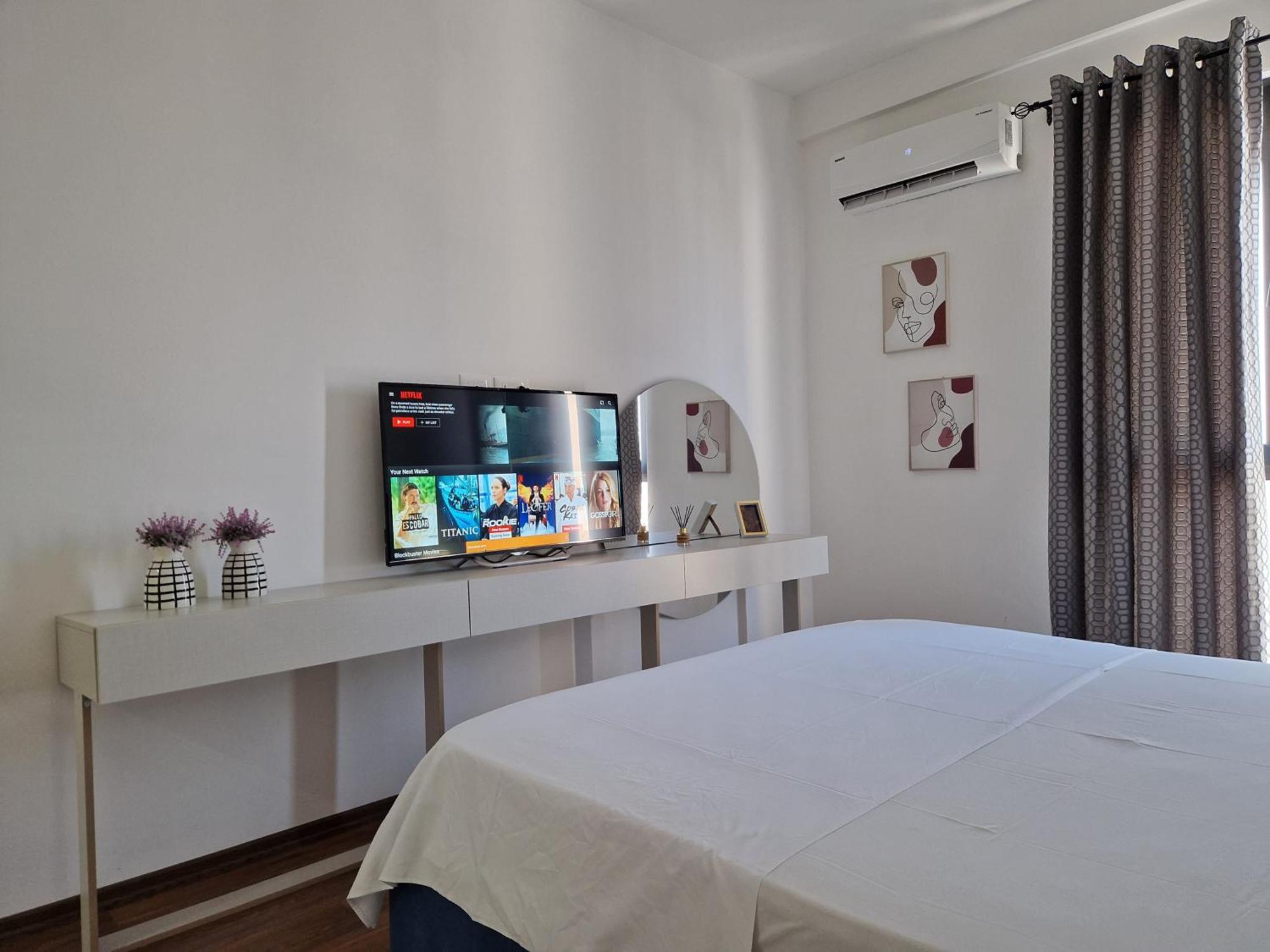 Red & White Palace Apartment Tirana Esterno foto