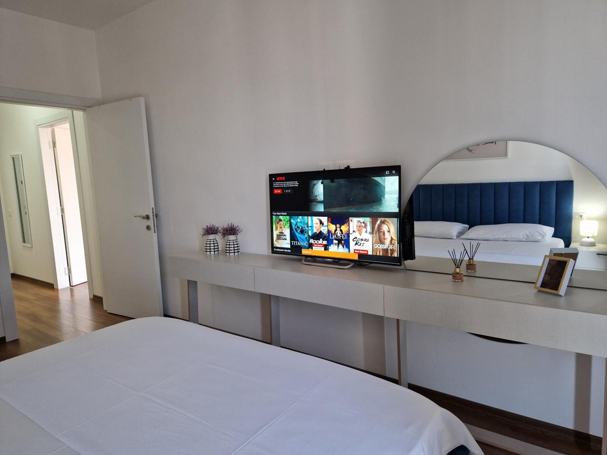 Red & White Palace Apartment Tirana Esterno foto