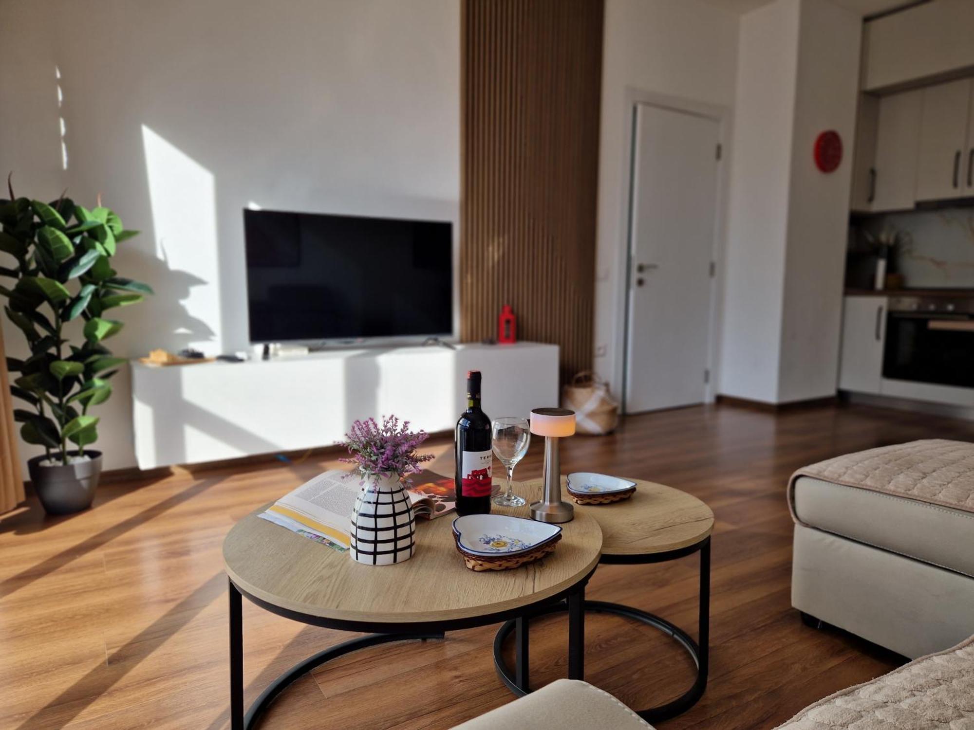 Red & White Palace Apartment Tirana Esterno foto